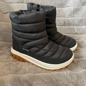 Columbia Black Quilted Winter Boot with Gum Outsole 8 wide